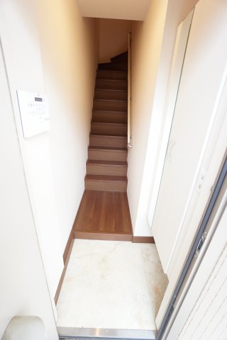 玄関　※同物件、同タイプ、間取り反転のお部屋です