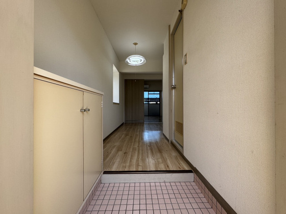玄関　※別号室の写真です。