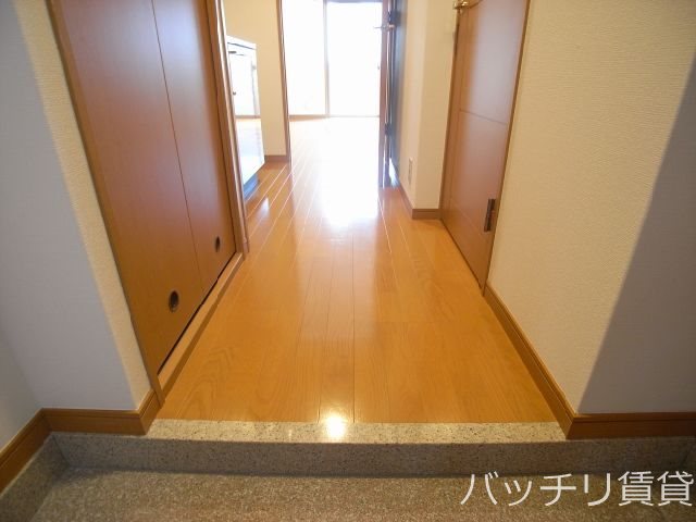 玄関　※同型タイプの為現状優先