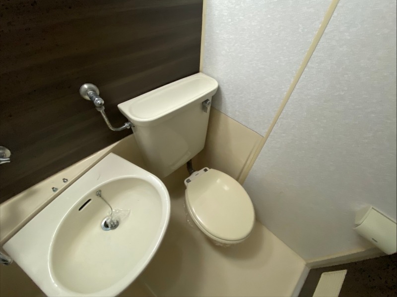 トイレ　ユニットバス内のトイレです。一人暮らしなら十分ですね。