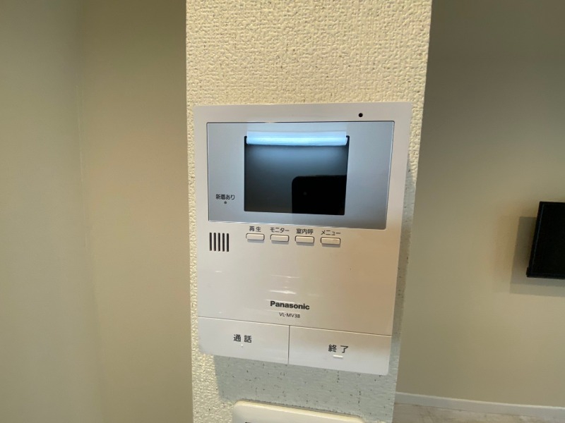 セキュリティ　モニター付インターホンです。来客者の顔が見えるので安心！