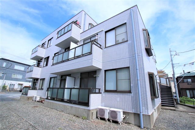 建物外観　３階建てのマンション