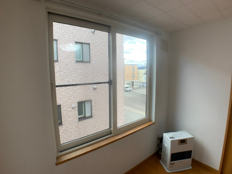 バルコニー　窓が沢山あると日がたっぷり入って気持ち良いですよね！