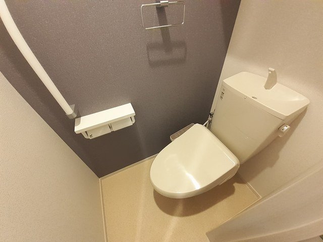 トイレ　落ち着いた色調のトイレです