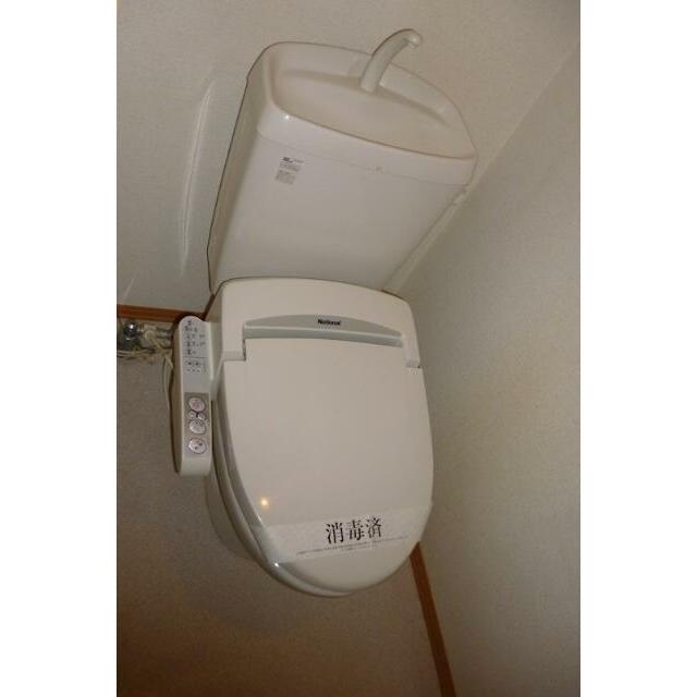 トイレ　温水洗浄便座。