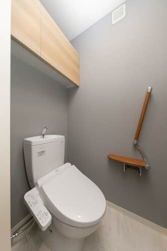トイレ　トイレは温水洗浄便座を搭載しております。便利な手すり付き！