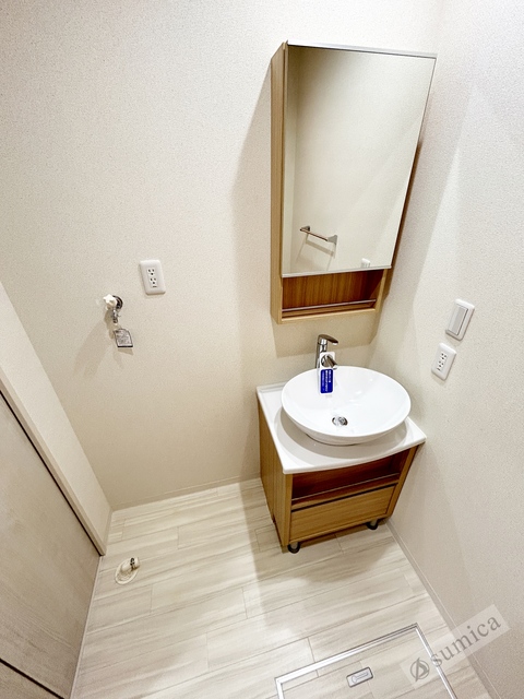 洗面設備　オシャレな鏡付きの使いやすい洗面です。