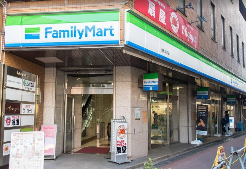 コンビニ　ファミリーマート 浦安駅前店（コンビニ）まで238m