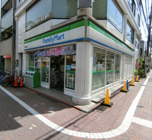 コンビニ　ファミリーマート大田梅屋敷店（コンビニ）まで82m