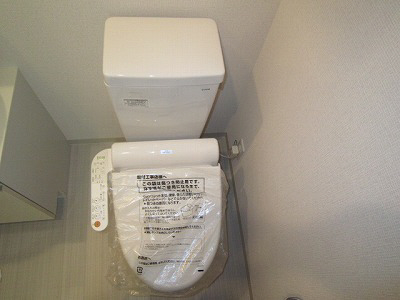 トイレ　落ち着いた色調のトイレです