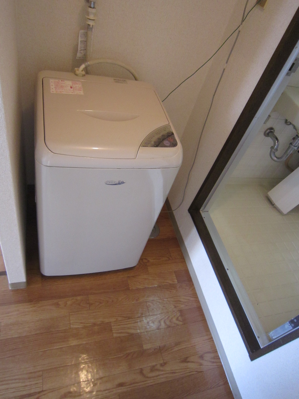その他設備　浴室ドア近くに洗濯機が備え付け
