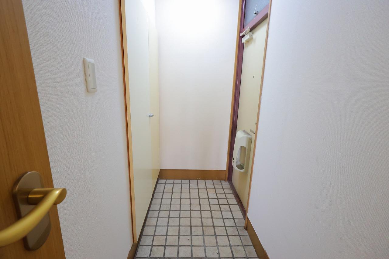 清友ビルの玄関写真