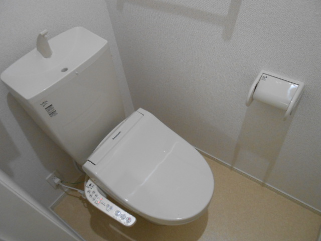 トイレ　温水洗浄便座完備・小物収納棚有り