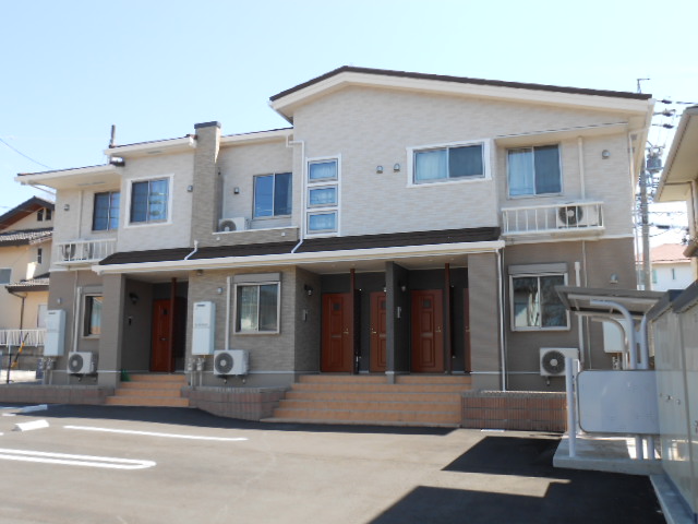 建物外観　建物玄関側（北面）を北北西方向より撮影