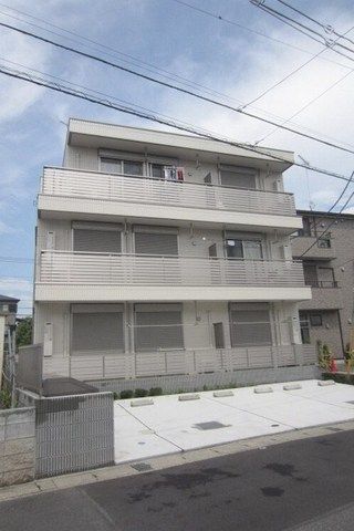 建物外観　前面は駐車場。旭化成のマンション。