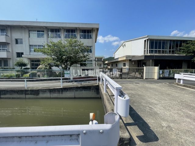小学校　岡山市立御休小学校（小学校）まで1305m