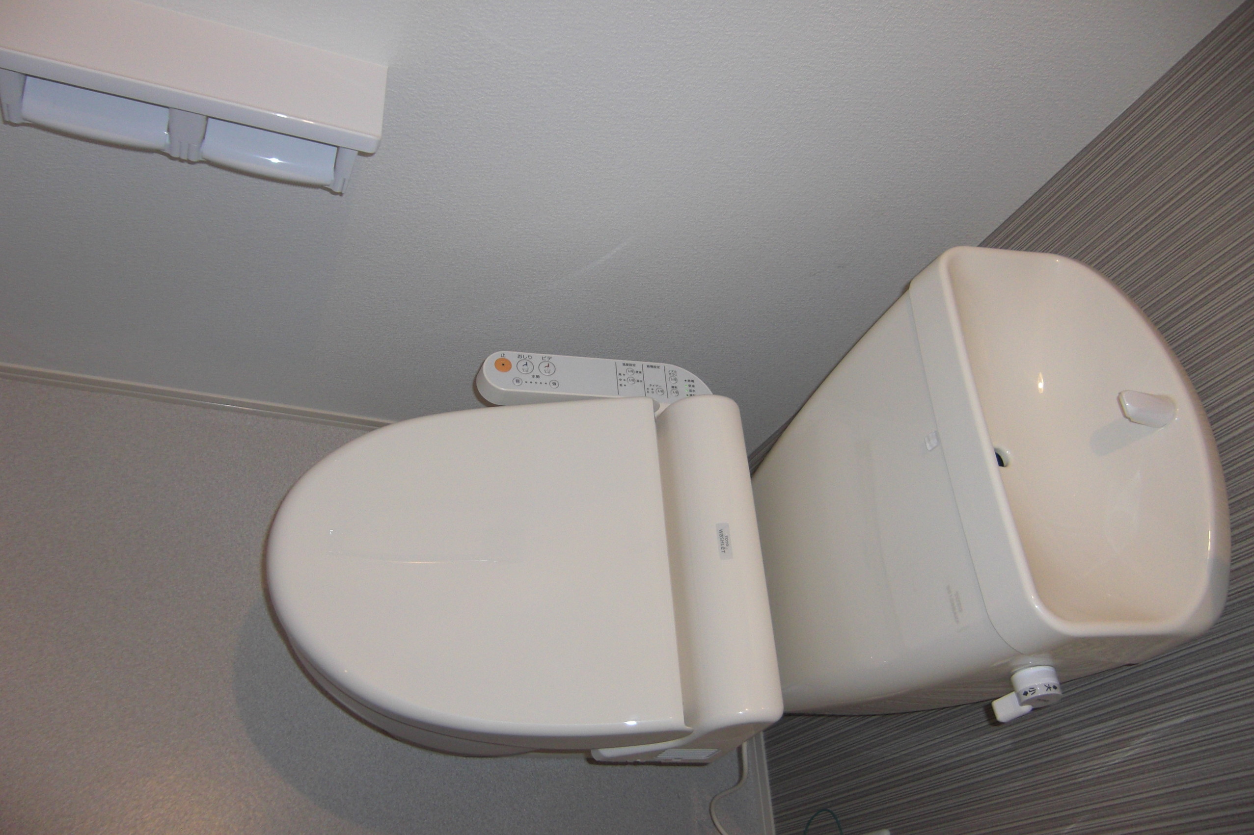 トイレ　ウォシュレットトイレ付き。収納棚も御座います。