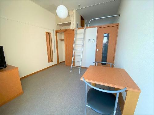 居室・リビング　お部屋によって絨毯の種類・家電のメーカー等が異なります