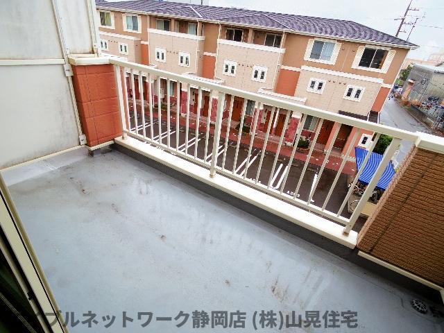 バルコニー　お洗濯にも便利なバルコニー付き