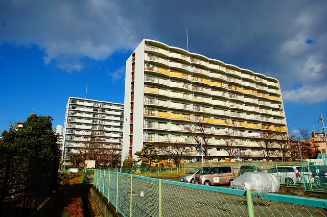 茨木市沢良宜西のマンションの建物外観