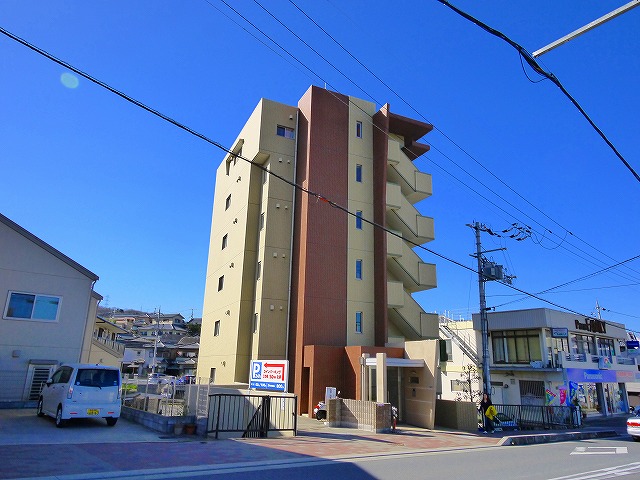 生駒市西松ケ丘のマンションの建物外観