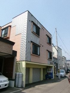 札幌市西区八軒六条西のアパートの建物外観