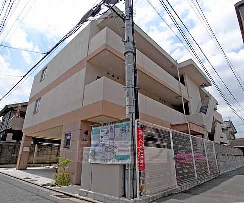 【京都市上京区秤口町のマンションの建物外観】