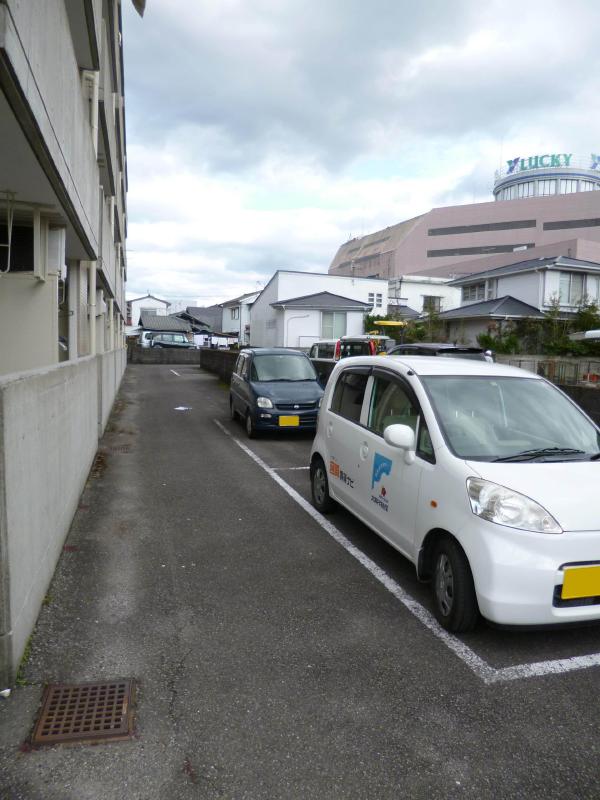 【プチメゾン丸山の駐車場】