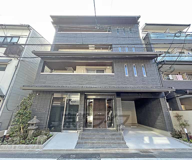 京都市中京区山田町のマンションの建物外観