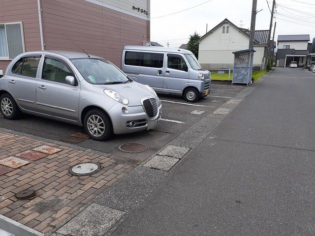 【カーサ．ユウＡの駐車場】