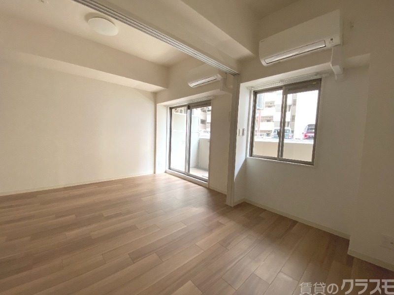 居室・リビング　窓からの光がいい感じです。