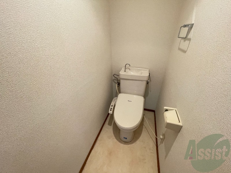 トイレ　トイレは嬉しい温水洗浄便座付で快適に過ごせそうです。