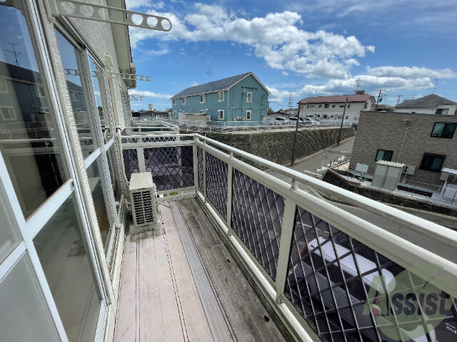 バルコニー　南向きのバルコニーは広めで使いやすそう。