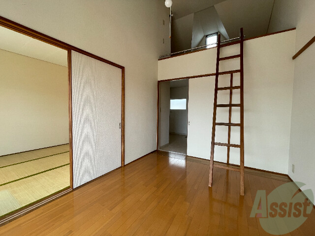 居室・リビング　南側の洋室。陽当たりが良く生活のメインになりそうな部屋です。