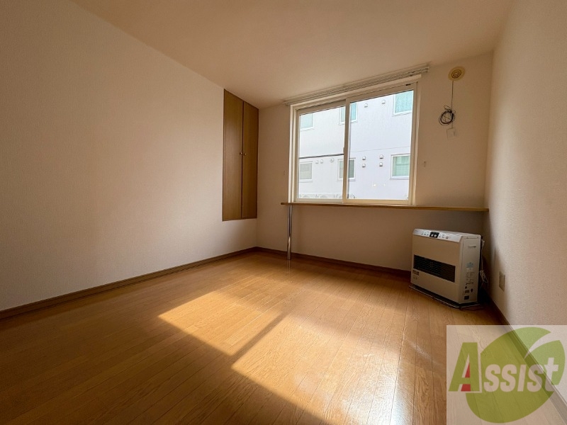 その他部屋・スペース　こちらのお部屋は光が差し込む、温かみのあるお部屋です。