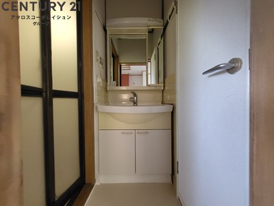 洗面設備　アメニティ収納棚ありの独立洗面台です