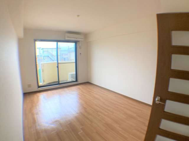 居室・リビング　別部屋同一間取りのお写真となります。