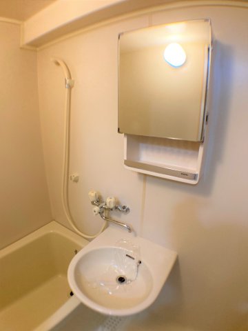 洗面設備　別部屋同一間取りのお写真となります。