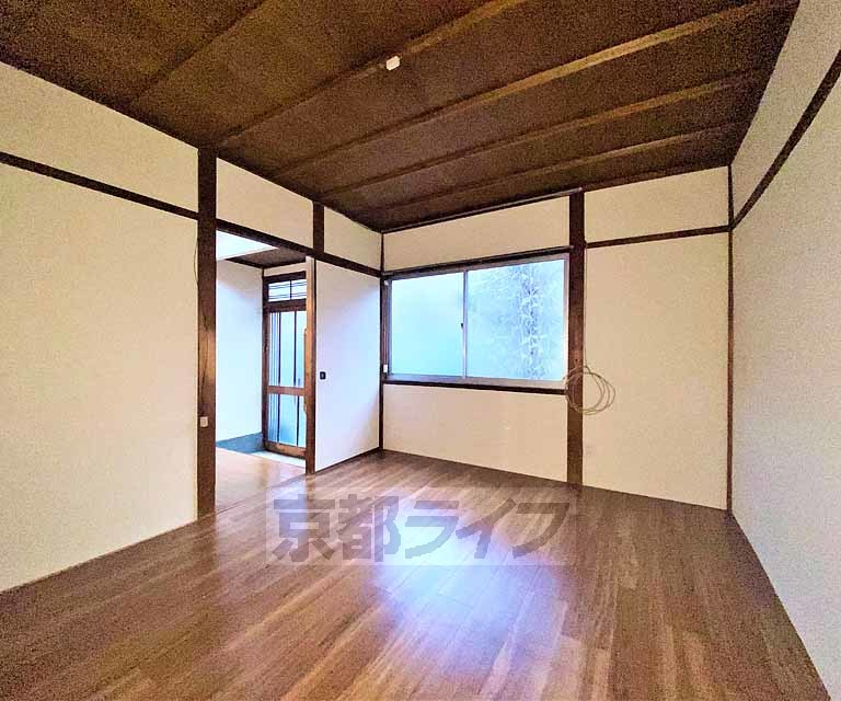 居室・リビング　落ち着いた雰囲気のお部屋です