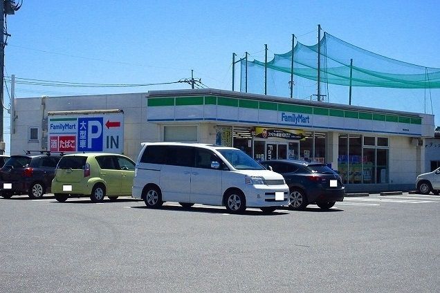 コンビニ　ファミリーマート（コンビニ）まで650m