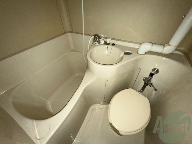 バス・シャワールーム　浴室はシンプル。一人暮らしにはちょうど良いサイズですね。