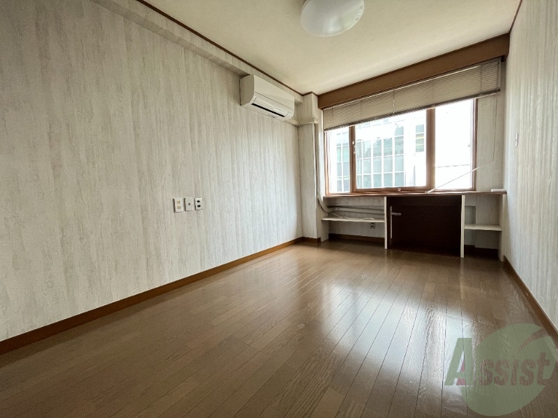 居室・リビング　生活のメインとなる部屋ですね。日差しがあり明るい印象でした。