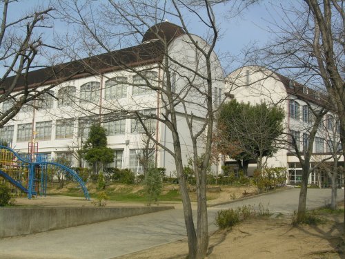 小学校　向陽台小学校（小学校）まで433m