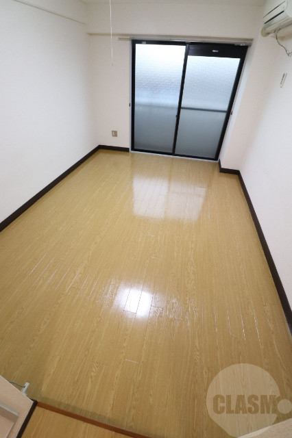 居室・リビング　８帖の洋室です