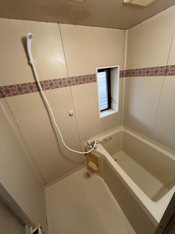 バス・シャワールーム　お風呂に窓があると換気が楽です