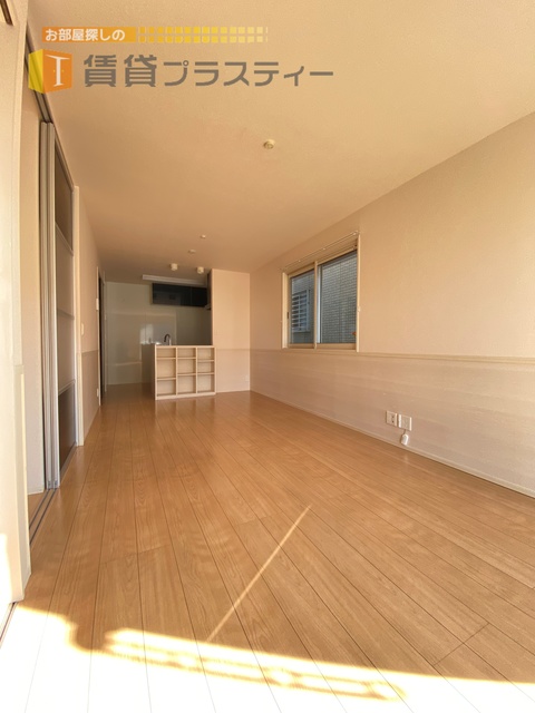 居室・リビング　奥行きのある広いリビングです。