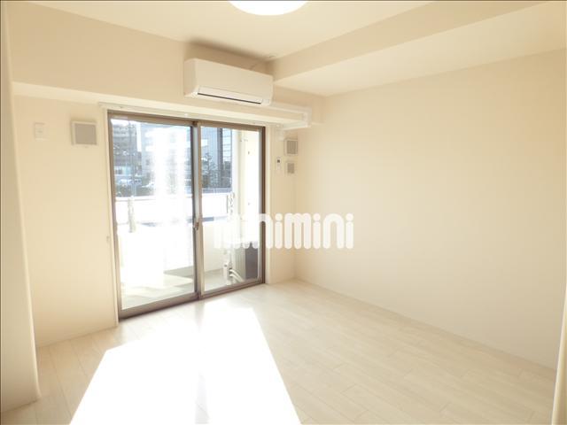 居室・リビング　日当たりのよい居室です。