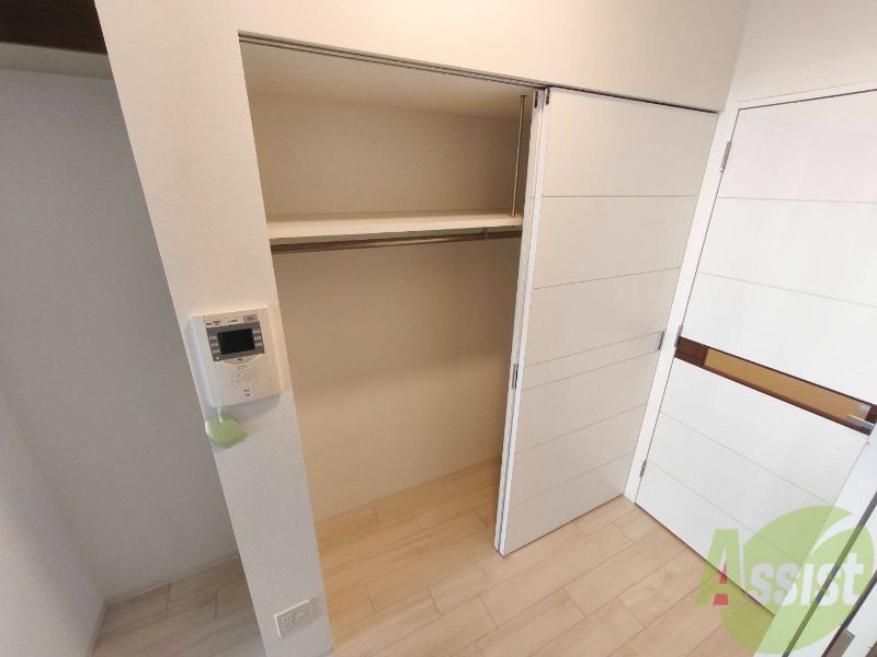 収納　こちらの収納にはハンガーをかけて服もしまえますね。