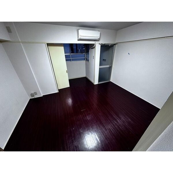 居室・リビング　写真は別号室です。現況優先になります。