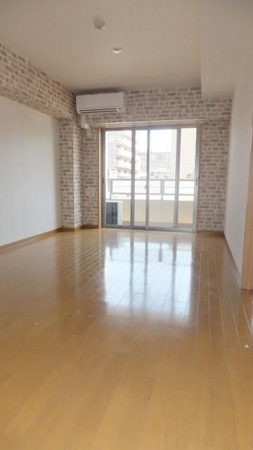 居室・リビング　明るく広いリビング。